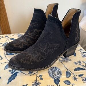 Circle G Ankle Boots Womens Size 8 Embroidered Black Suede Distressed Western